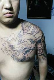 A fekete-fehér félig fegyveres sárkány tetoválás képei csinos