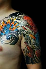 Farverigt farvet halvrødt blæksprutte tatoveringsmønster
