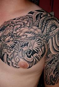 Férfi hűvös fekete szürke félpáncél tetoválás