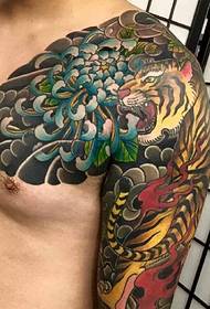 Colorful half-breasted tiger swallowing personalized tattoo pictures