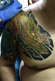 Šaunios spalvos pusiau ginkluotos drakono tatuiruotės