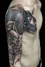 Vysoko výkonné čiernobiele portrétne tetovanie na polovicu dĺžky
