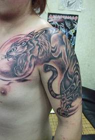 Miespuolinen määrä alamäkeen tiikeri-tatuointikuviota