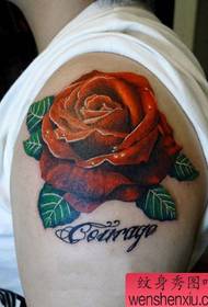 Pola tato mawar berwarna apik nganggo lengan