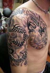 Άνδρες τοτέμ σύννεφο στο μοτίβο τατουάζ δράκων