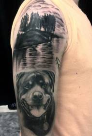 黒と白の犬の現実的なタトゥーパターンを持つ腕森林湖岸