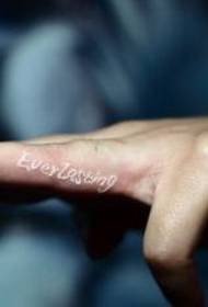 Prst bijelo slovo tetovaža slova