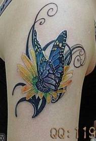 Klassieke vlinder tatoeëringpatroon vir mooi blomme