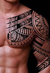 Modello di tatuaggio a mezzo busto in stile bello maschile