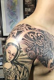 Personnalité très cool tatouage totem moitié armure tatouage