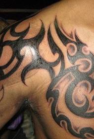 Vienkāršs un glīts totēma pus bruņu tetovējums