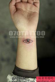Rankos populiarus alternatyvus akių tatuiruotės modelis