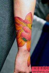 Model de tatuaj de lotus frumos colorat pentru fete