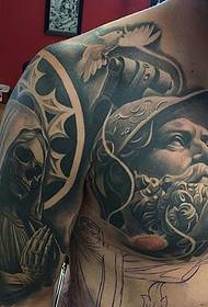 Klasisks pusamerikāņu figūras statujas tetovējums, kas dominē