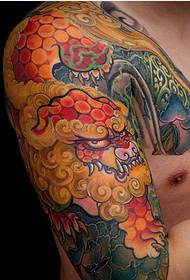 Гламурозна шарена традиционална шема на тетоважи со половина оклоп