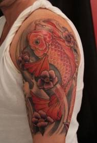 Halva en färg koi fisk med blommor tatuering mönster