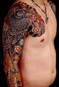 Arvostelu miesten perinteisistä kaksipuolisista tatuointiteoksista