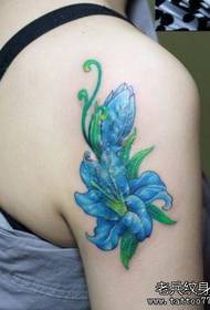 Момиче на ръката деликатен модел татуировка на лилия