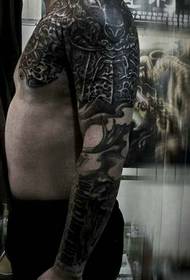 Super besprijekoran uzorak tetovaže u duljini od pola osobe