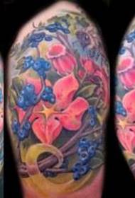 手臂纹身图案:大臂的蓝莓蜜蜂纹身图案
