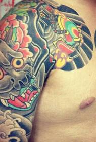 Colorful half-breasted tattoo pictures are chic