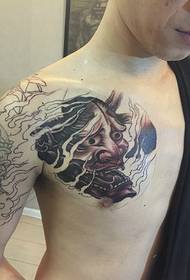 Plānajam vīrietim ir puse krūšu tetovējuma attēls