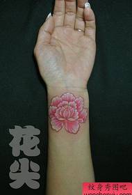 Jauks krāsas ziedu tetovējuma raksts uz meitenes plaukstas