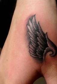 Tatuaje de alas de mano de belleza