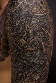 Ellenállhatatlan fekete-fehér félhosszú tetoválásmintázat