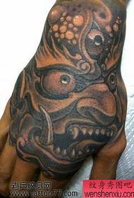 Hűvös kézzel vissza állati tetoválás minta