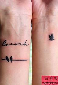 Fată braț model tatuaj pasăre moda