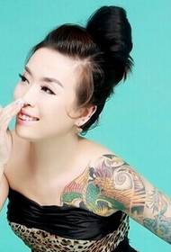 Skaistuma personība pus bruņu tetovējumā