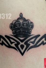 Prekrasan uzorak tetovaže krune od totemske ruke