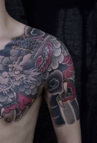 Pola obojenog tradicionalnog uzorka tetovaže zmajeva