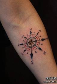 Bewapen een totem kompas tattoo patroon