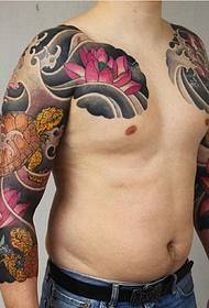Το δροσερό διπλό τατουάζ σας κάνει σίγουρο