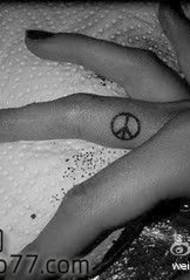 Padrão de tatuagem de logotipo anti-guerra de dedo de beleza