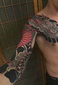 Tradicionalna tetovaža polu-naoružanog zmaja ispunjena je šarmom