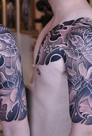 Klassisk halvfisk tatovering