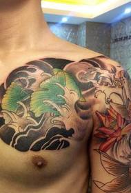Lotus και κόκκινο καλαμάρι σε συνδυασμό με το μισό μοτίβο τατουάζ