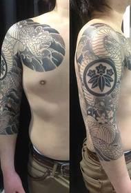 Sonnendäischtert Mann schéin Hallef Armor Tattoo