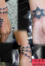 Arm tatueringsmönster: arm femspetsig stjärna sexpunktsstjärna hängande kedja tatuering mönster tatuering bild