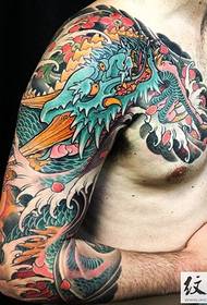 Сәнді үстемдік айдаһардың жарты құрыш-татуировкасы