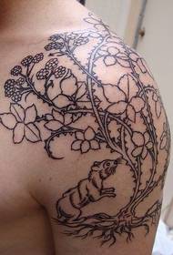 Knabo, duone, bela floro-vinbera tatuaje