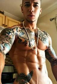 Jóképű férfi dupla hemiple tetoválás minta
