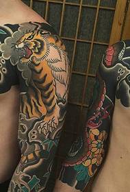 Tökéletes uralkodó színű félpáncél tetoválásmintázat