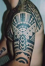 Lelaki Separuh Armor Totem Tattoo