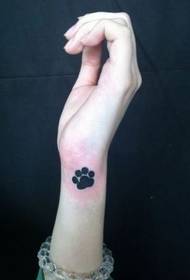 Dekličina majhna roka se vidi, da vidi vzorec tatoo za prenos pande