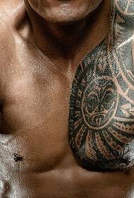 Bărbații musculari au o imagine de tatuaj cu jumătate de armură tradițională