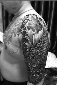 Melnbalts pusgaruma tetovējuma raksts apvienojumā ar kalmāriem